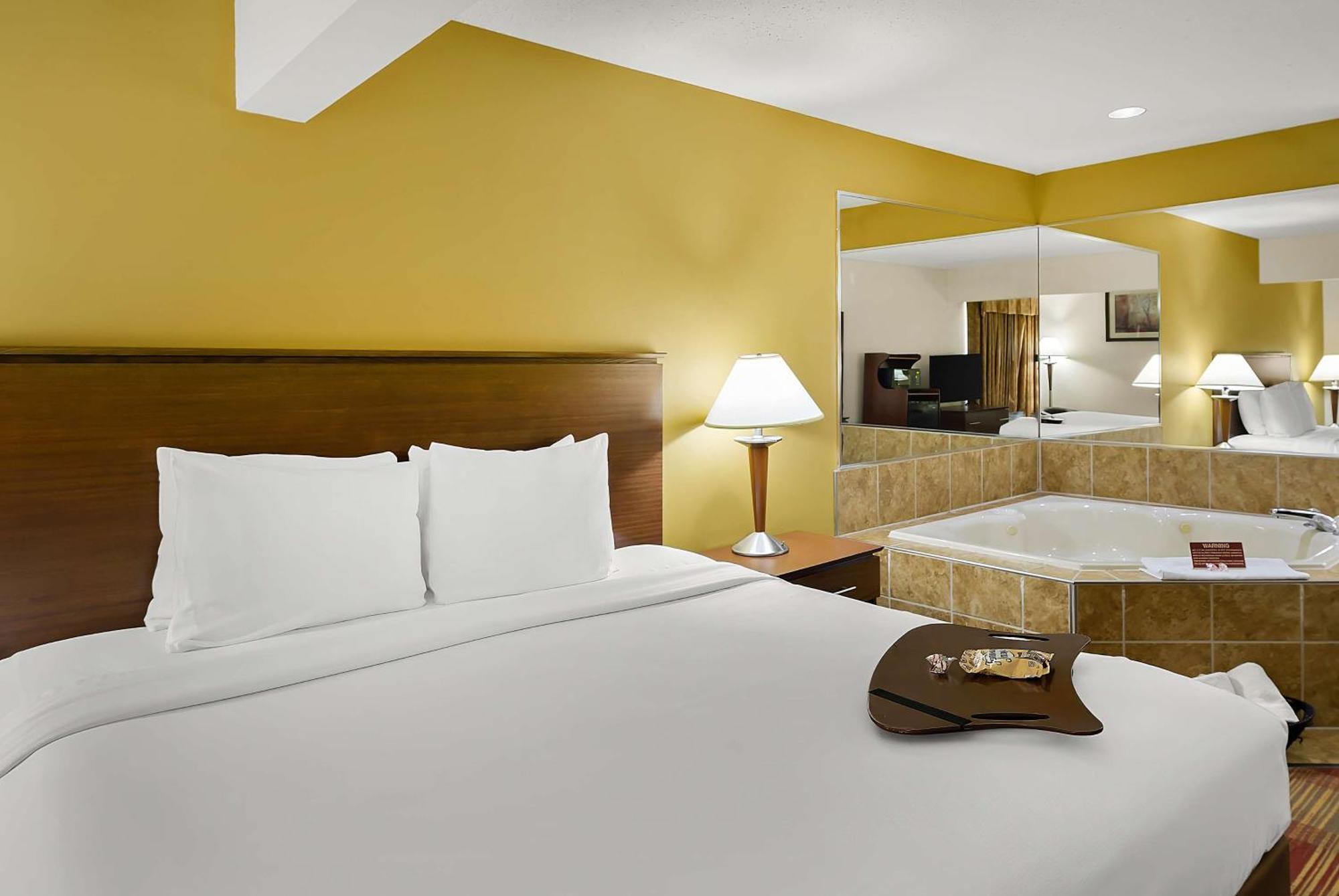 Best Western Lakewood Inn Hebron Exterior photo